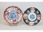 Deux assiettes en porcelaine à décor Imari - JAPON -...