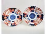 Une paire d'assiettes en porcelaine à décor Imari - JAPON...