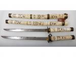 Deux sabres Japonais - en os sculpté polychrome - époque...