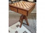 Une table à jeux en bois de placage - ouvrant...