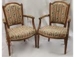Une paire de fauteuils en hêtre mouluré et sculpté -...