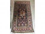 Un tapis SHIRVAN - CAUCASE - motifs traditionnels sur fond...