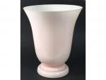 Une lampe tulipe en verre opalescent blanc et rose -...
