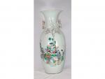 Un vase en porcelaine - à décor polychrome de personnages...