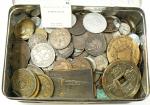 Une boite contenant plusieurs dizaines de monnaies et médailles, TB...