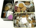 3 Boites contenant plusieurs centaines de monnaies et médailles diverses