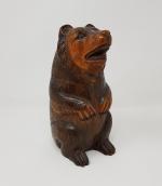 Une boite en forme d'ours assis en bois sculpté -...