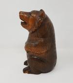 Une boite en forme d'ours assis en bois sculpté -...
