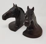 Une paire de serre-livres à motif de têtes de chevaux...