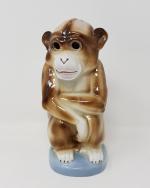Une veilleuse en porcelaine représentant un singe assis - Epoque...