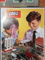 LEGO (années 60) Un ensemble de jeu de construction, comprenant...