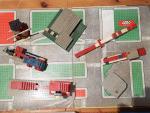 LEGO (années 60) Un ensemble de jeu de construction, comprenant...