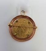 Une broche-pendentif ornée d'une pièce or de Napoléon III 20...
