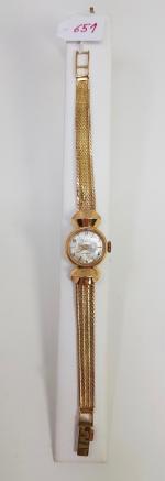 Une montre de dame en or jaune de marque Selecta...