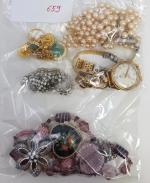 Un important lot de bijoux fantaisie : broches, collier, parure,...