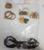 Un important lot de divers fantaisie : broches, bracelets, colliers,...