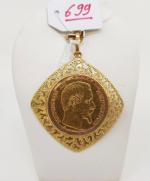 Un pendentif en or jaune ornée d'une pièce or Napoléon...