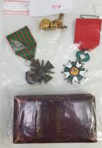 Lot composé d'une médaille de chevalier de la Légion d'Honneur,...
