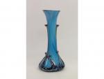 Un vase soliflore en verre marmoréen bleu à coulures de...