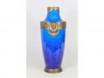 Un vase en faïence à décor marmoréen bleu - monture...