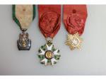 Ensemble de trois décorations : une médaille d'officier de ...