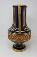 Un vase en porcelaine - à décor de rubans et...