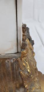 Une pendule en bronze à patine brune et dorée, marbre...