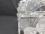 Un vase médicis en cristal taillé à décor "pointes de...