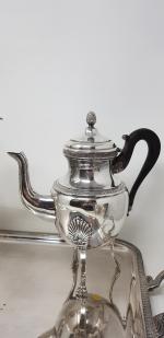 Un service thé-café en métal argenté - à décor de...
