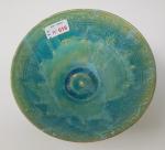 Un bol en céramique vernissée bleu à décor de nuages...