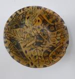 Un bol en céramique vernissée à décor polychrome de volatiles...