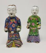 Deux statuettes représentant des "Hoho" en porcelaine à décor polychrome...