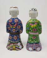 Deux statuettes représentant des "Hoho" en porcelaine à décor polychrome...