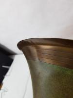 Une lampe en cuivre partiellement patinée vert nuancé - Style...