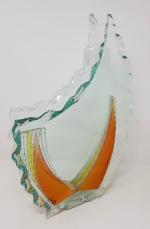 Un vase en plaque de verre polychrome collé en épaisseur...