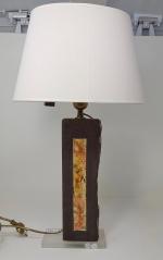 Une lampe contemporaine en céramique partiellement émaillée - H: 54cm...