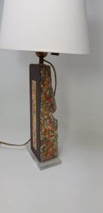 Une lampe contemporaine en céramique partiellement émaillée - H: 54cm...