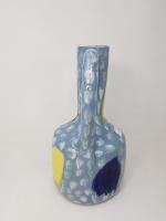VALLAURIS - Un vase en faïence sur fond gris -...