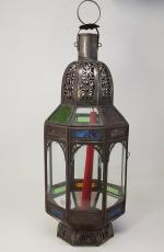 Une lanterne en tôle et verre polychrome - Afrique du...