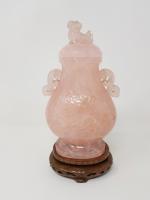 Une urne en quartz rose sculpté à décor floral -...
