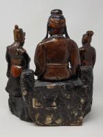 Un groupe de trois divinités en bois sculpté polychrome -...