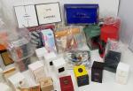 Un lot de miniatures de parfum - diverses marques