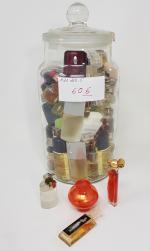 Un lot de miniatures de parfum - diverses marques