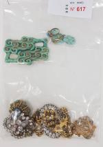 Un lot de divers bijoux fantaisie : broches, boucles d'oreilles,...