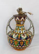 Une lampe en céramique émaillée polychrome - Afrique du Nord...
