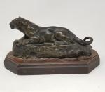 BARYE - "Lionne couchée"- bronze à patine foncée - signé...