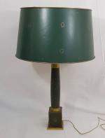 Une lampe en laiton partiellement gainée de cuir vert- abat-jour...