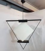 Une suspension contemporaine de forme géométrique en métal noir et...