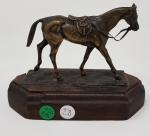 "Cheval de selle"- reproduction en bronze - signée illisible -...