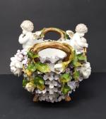 Un panier en porcelaine à décor de fleurs en relief...